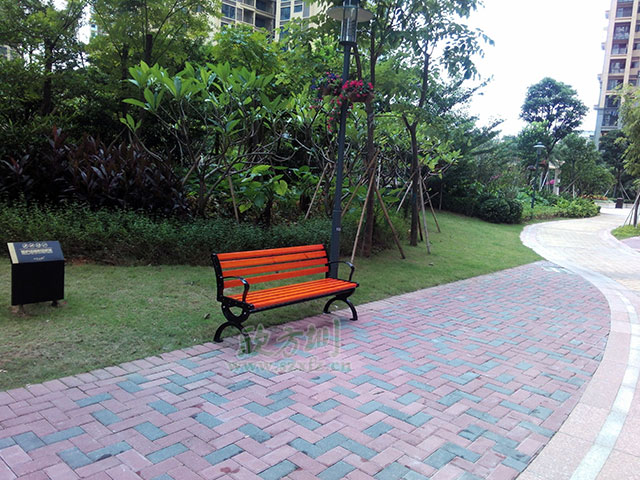  欣方圳垃圾桶廠家這里有您所需的各類垃圾桶產品和園林椅休閑椅，您只需要關注一下您身邊的市場或者來欣方圳官網瞧一瞧。您可以在欣方圳官網的案例里面，看到全國各地區的用戶案例及各種類型的用戶選擇。這不，深圳觀瀾的一位客戶又一次來我司欣方圳科技有限公司購買了一批鑄鐵有靠背園林椅。       欣方圳的這批P27鑄鐵有靠背園林椅椅腳模具使用電腦雕刻，比一般廠家人工模具鑄鐵椅腳表面更光滑平整。耐壓性極強，同時具備很強的耐熱、耐磨、耐蝕、耐低溫的特性，鑄鐵有靠背園林椅，生產周期較短，給人以粗獷、莊重、穩重的感覺，是戶外市政公共設施必選產品。    而且為了防止椅條在受力情況下往下變形，我們欣方圳的每一款休閑椅都在在椅條的下面加了兩條L30*3的熱鍍鋅角鋼加強支撐，加強椅條的支撐能力，有效的將承載力傳遞到椅腿上，防止椅條變形，加強休閑椅的抗沖擊能力，提高鑄鐵有靠背園林椅的壽命。