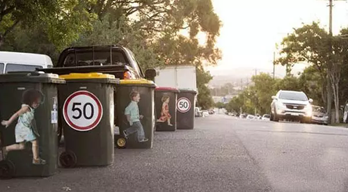 垃圾桶上貼安全標(biāo)識(shí),提醒司機(jī)‘不要超速’