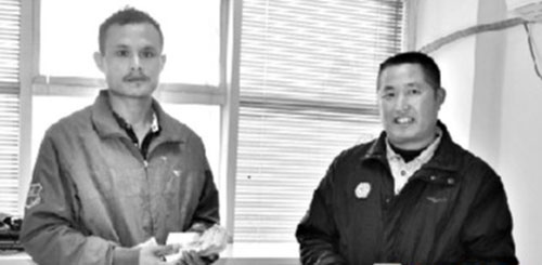 摩的師傅垃圾桶撿到萬元現(xiàn)金,拾金不昧送還失主